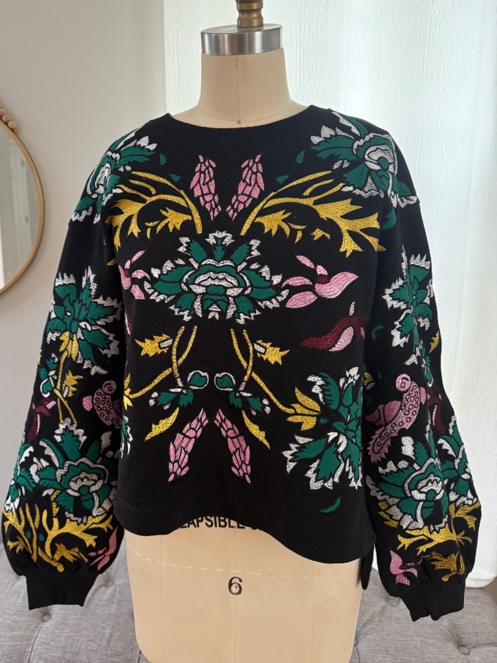 Alice + Olivia “Gaia” Cropped Appliquéd French Terry Crewneck Sweatshirt Black M